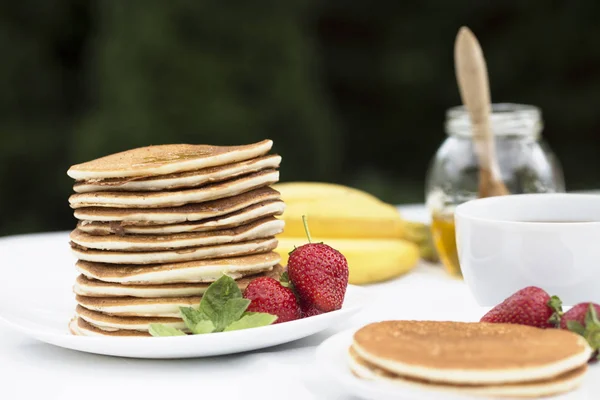 Hausgemachte Pfannkuchen Mit Frischen Erdbeeren Und Honigpfannkuchen Zum Frühstück — Stockfoto