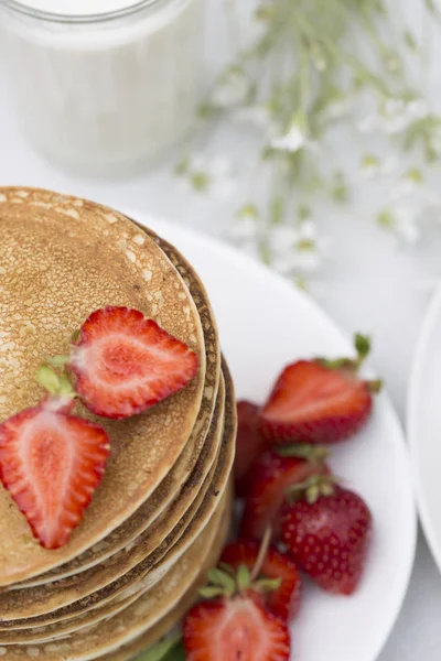 Hausgemachte Pfannkuchen Mit Frischen Erdbeeren Und Honigpfannkuchen Zum Frühstück — Stockfoto
