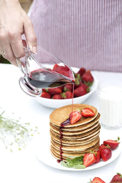Homemade Pancakes Fresh Strawberries Honey Pancakes Breakfast Woman Hand Pour — Stock Photo, Image
