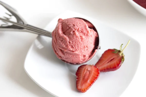 Μπάλες Παγωτό Φράουλα Φρέσκα Φρούτα Παγωτό Φράουλα Φράουλες — Φωτογραφία Αρχείου