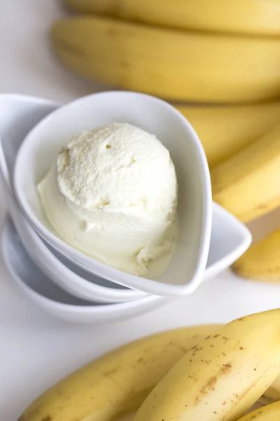 Νόστιμο Παγωτό Και Τις Μπανάνες Λευκό Φόντο Σπιτικό Παγωτό — Φωτογραφία Αρχείου