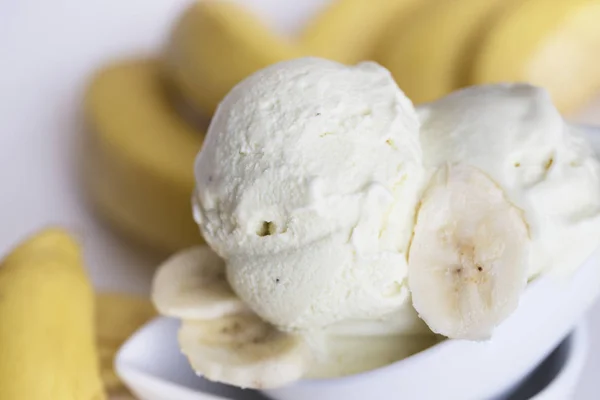 Delicioso Helado Plátanos Sobre Fondo Blanco Helado Casero —  Fotos de Stock