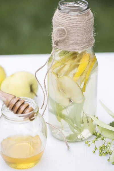 Лимонад Свежими Липовыми Цветами Лимоном Яблочным Ломтиком — стоковое фото