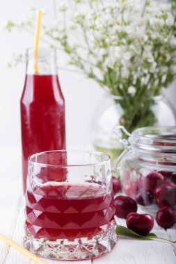 Kiraz içki. Taze kiraz kokteyl. Taze yaz ile kiraz kokteyl. kiraz kompostosu ile cam