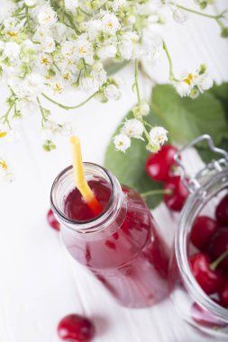 Kiraz içki. Taze kiraz kokteyl. Taze yaz ile kiraz kokteyl. kiraz kompostosu ile cam