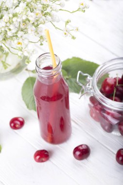 Kiraz içki. Taze kiraz kokteyl. Taze yaz ile kiraz kokteyl. kiraz kompostosu ile cam