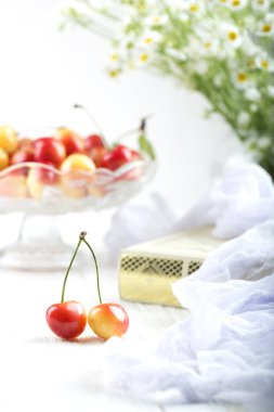 Rainier kiraz kırmızı ve sarı. Şeffaf cam içinde taze Kırmızı Kiraz ahşap masanın üstüne koy