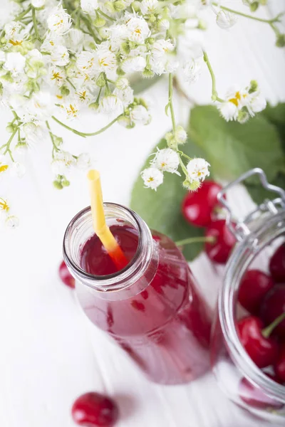 Kiraz içki. Taze kiraz kokteyl. Taze yaz ile kiraz kokteyl. kiraz kompostosu ile cam