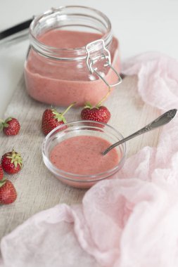 Çilek Kurd. Meyve Lor. Ev yapımı çilekli Kürt ile cam kavanoz