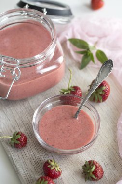 Çilek Kurd. Meyve Lor. Ev yapımı çilekli Kürt ile cam kavanoz