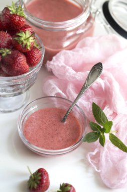 Çilek Kurd. Meyve Lor. Ev yapımı çilekli Kürt ile cam kavanoz