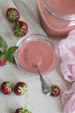 Çilek Kurd. Meyve Lor. Ev yapımı çilekli Kürt ile cam kavanoz