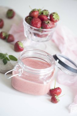 Çilek Kurd. Meyve Lor. Ev yapımı çilekli Kürt ile cam kavanoz