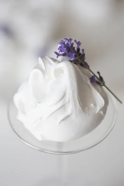 Meringue Versierd Met Lavendel Franse Meringue Cookies Macro Schot — Stockfoto