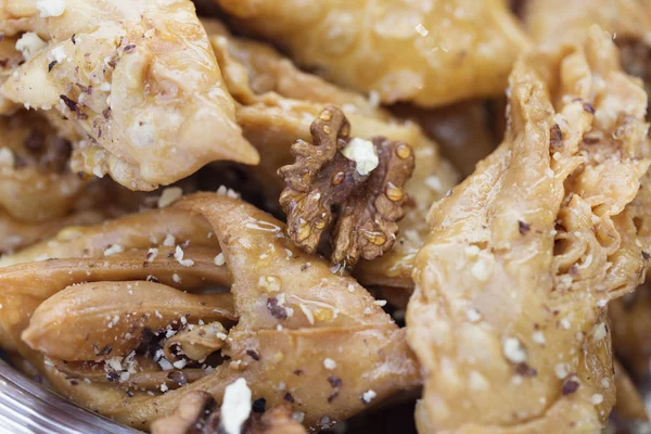 Doğu tatlı bal baklava Close-up. Ev yapımı baklava tatlı bir plaka üzerinde