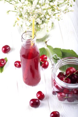 Kiraz içki. Taze kiraz kokteyl. Taze yaz ile kiraz kokteyl. kiraz kompostosu ile cam