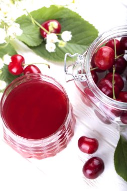 Kiraz içki. Taze kiraz kokteyl. Taze yaz ile kiraz kokteyl. kiraz kompostosu ile cam