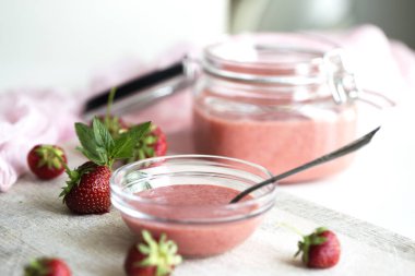 Çilek Kurd. Meyve Lor. Ev yapımı çilekli Kürt ile cam kavanoz