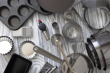 Mutfak aletleri. pişirme için mutfak aletleri. çeşitli şekil ve büyüklükte konteyner kullanmak pişirme için. Ahşap arka plan üzerinde çeşitli pişirme gereçleri