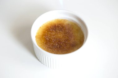 Creme brulee - geleneksel Fransız vanilya kremalı tatlı üzerine karamelize şeker..