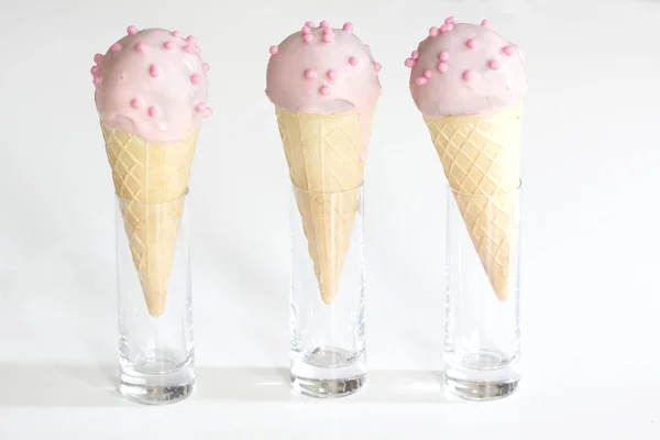 Helado Gofres Sobre Fondo Blanco Pastel Helado Helado Conos Azúcar —  Fotos de Stock