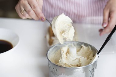 dondurma-tiramisu hazırlık süreci. Tiramisu yapımı