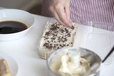 dondurma-tiramisu hazırlık süreci. Tiramisu yapımı