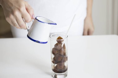 kahve buz cam. Buzlu kahve kokteyl veya buz küpleri ve krema ile frappe