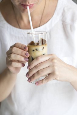 kahve buz cam. Buzlu kahve kokteyl veya buz küpleri ve krema ile frappe