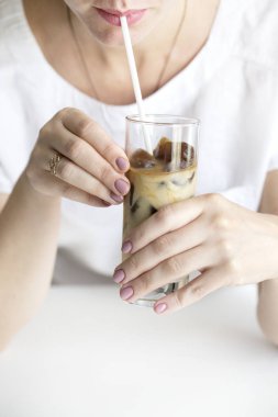 kahve buz cam. Buzlu kahve kokteyl veya buz küpleri ve krema ile frappe