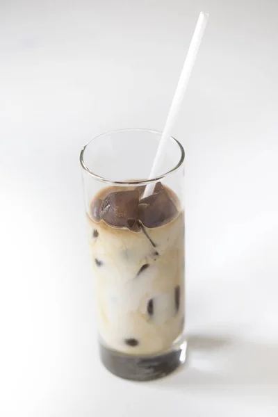 グラスに氷をコーヒー カクテルやアイス キューブとクリームを氷で冷やしたアイス コーヒー — ストック写真