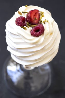 Pavlova kek krem ve taze yaz meyveleri ile