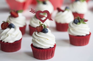 renkli meyveleri ile cupcakes. Buttercream ve taze çilek ile renkli kek