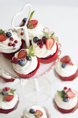 renkli meyveleri ile cupcakes. Buttercream ve taze çilek ile renkli kek