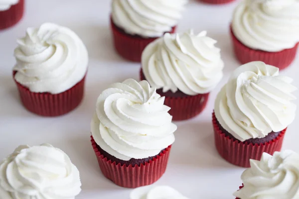 Košíčky Spirála Sladkou Vanilkovou Polevou Červené Sametové Cupcakes — Stock fotografie