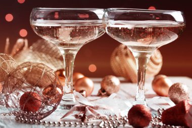 bardak şarap / gözlük arka plan Noel süslemeleri şarap. Bardağı ile Noel süsleri