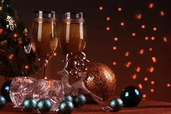 Zwei Champagnergläser Auf Weihnachtlichem Bokeh Hintergrund Neujahrsfest Dekorierten Tisch Zwei — Stockfoto