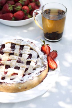 Çilekli pasta pasta tatlı pasta pişmiş. çilek Bahçe tablo ile ev yapımı pasta