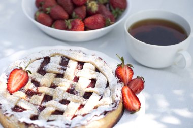 Çilekli pasta pasta tatlı pasta pişmiş. çilek Bahçe tablo ile ev yapımı pasta