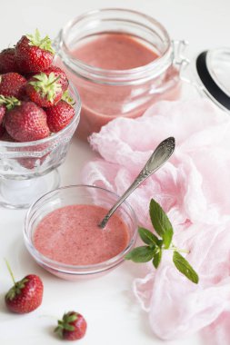 Çilek Kurd. Meyve Lor. Ev yapımı çilekli Kürt ile cam kavanoz