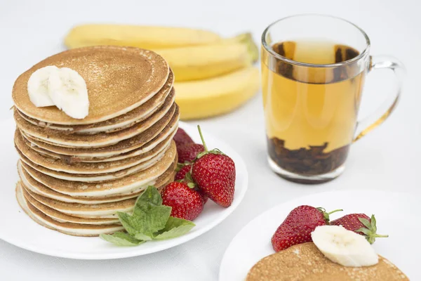 Pfannkuchen Mit Erdbeeren Und Banane Auf Weißem Tisch Stapel Hausgemachter — Stockfoto