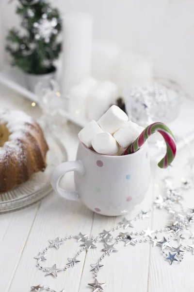 Tasse Mit Marshmallows Und Weihnachtsbonbons Eibisch Einer Tasse Heißgetränk — Stockfoto