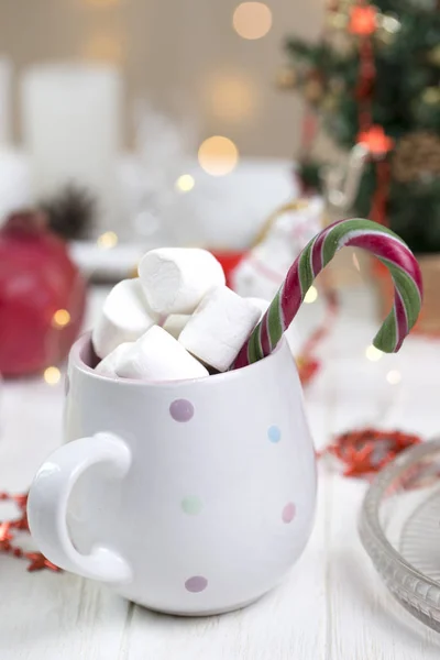 Tasse Mit Marshmallows Und Weihnachtsbonbons Eibisch Einer Tasse Heißgetränk — Stockfoto