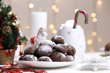 Çikolatalı browni kurabiye toz sugar.chocolate çerezleri Noel arka plan ile. Çikolata kurabiye Krinkıl pudra şekeri ve Noel dekorasyon