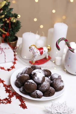 Çikolatalı browni kurabiye toz sugar.chocolate çerezleri Noel arka plan ile. Çikolata kurabiye Krinkıl pudra şekeri ve Noel dekorasyon