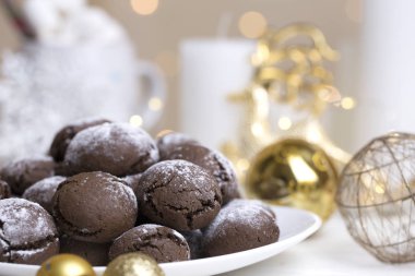 Çikolatalı browni kurabiye toz sugar.chocolate çerezleri Noel arka plan ile. Çikolata kurabiye Krinkıl pudra şekeri ve Noel dekorasyon