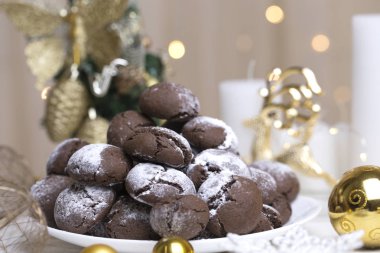 Çikolatalı browni kurabiye toz sugar.chocolate çerezleri Noel arka plan ile. Çikolata kurabiye Krinkıl pudra şekeri ve Noel dekorasyon