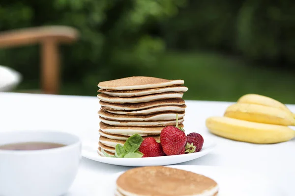 Hausgemachte Pfannkuchen Mit Frischen Erdbeeren Und Honig Pfannkuchen Zum Frühstück — Stockfoto