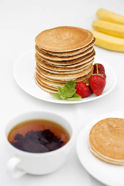 Hausgemachte Pfannkuchen Mit Frischen Erdbeeren Und Honig Pfannkuchen Zum Frühstück — Stockfoto