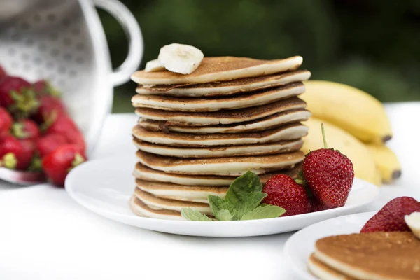 Hausgemachte Pfannkuchen Mit Frischen Erdbeeren Und Honig Pfannkuchen Zum Frühstück — Stockfoto